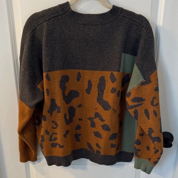 Leopard Pattern Colorblock Sweater - Picture 3 of 3
